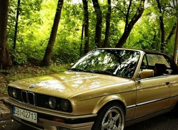 BMW E30 kaschmirbeige metallic, bez dachu