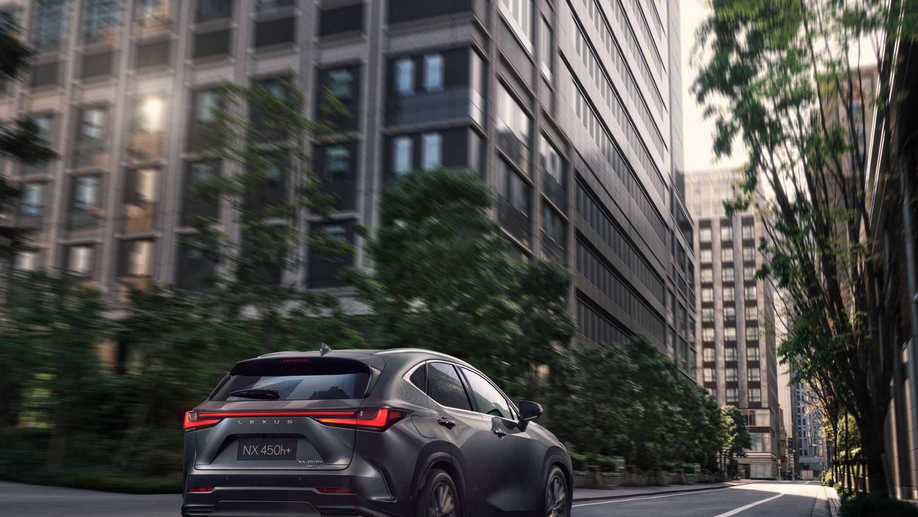 Lexus NX nie boi się miasta, a w razie potrzeby potrafi sam zdalnie zaparkować