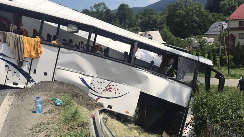 Wypadek autobusu z dziećmi