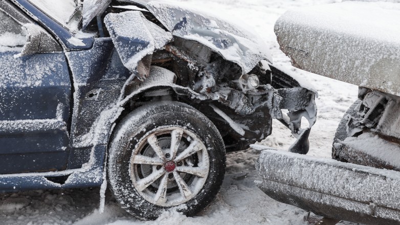 Wypadek samochodowy na zaśnieżonej drodze