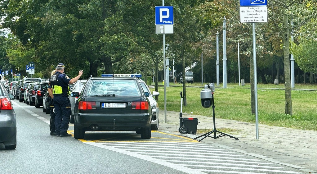 Kontrola starego samochodu wjeżdżającego do SCT w Warszawie