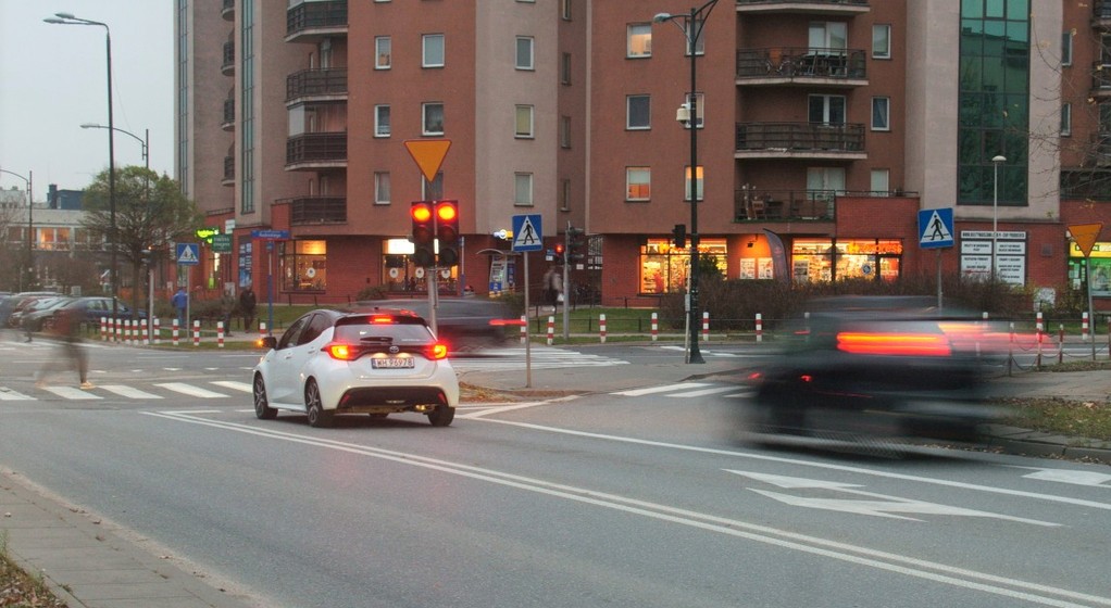 Czerwone światło na skrzyżowaniu w Warszawie