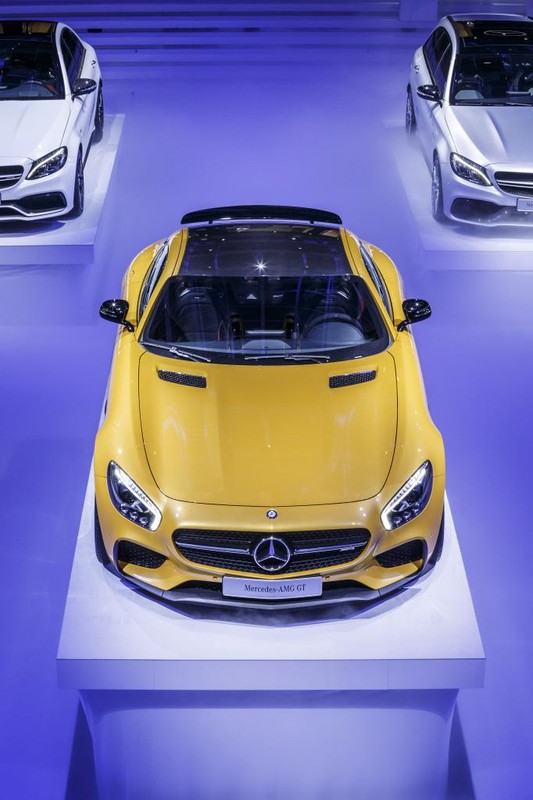 Mercedesy na salonie w Paryżu