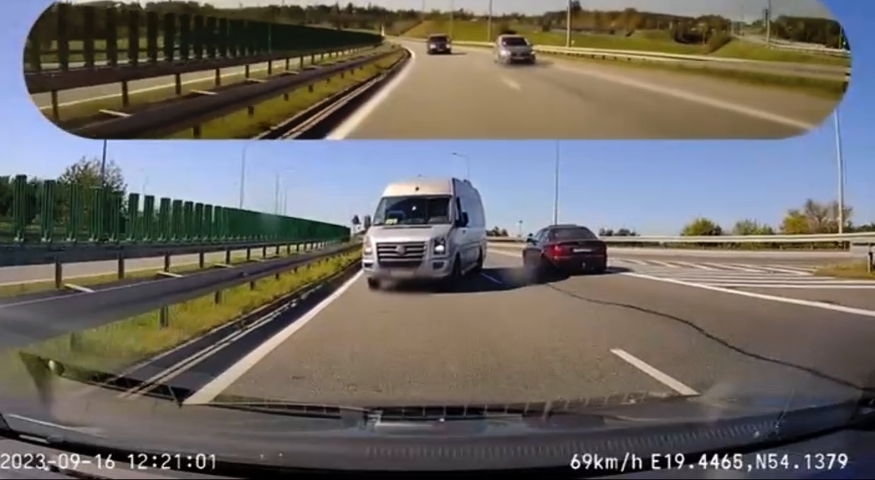 Kierowca busa z dziećmi wjechał pod prąd na S7. Odpowie za to przed sądem