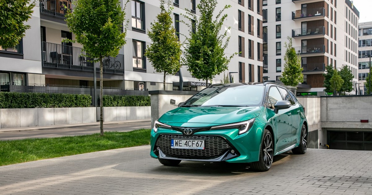 Toyota Corolla 2.0 Hybrid TS Kombi Super Green