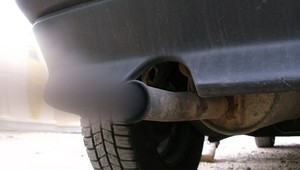 Trwa policyjna akcja SMOG! Zobacz, co grozi, za jazdę dymiącym autem