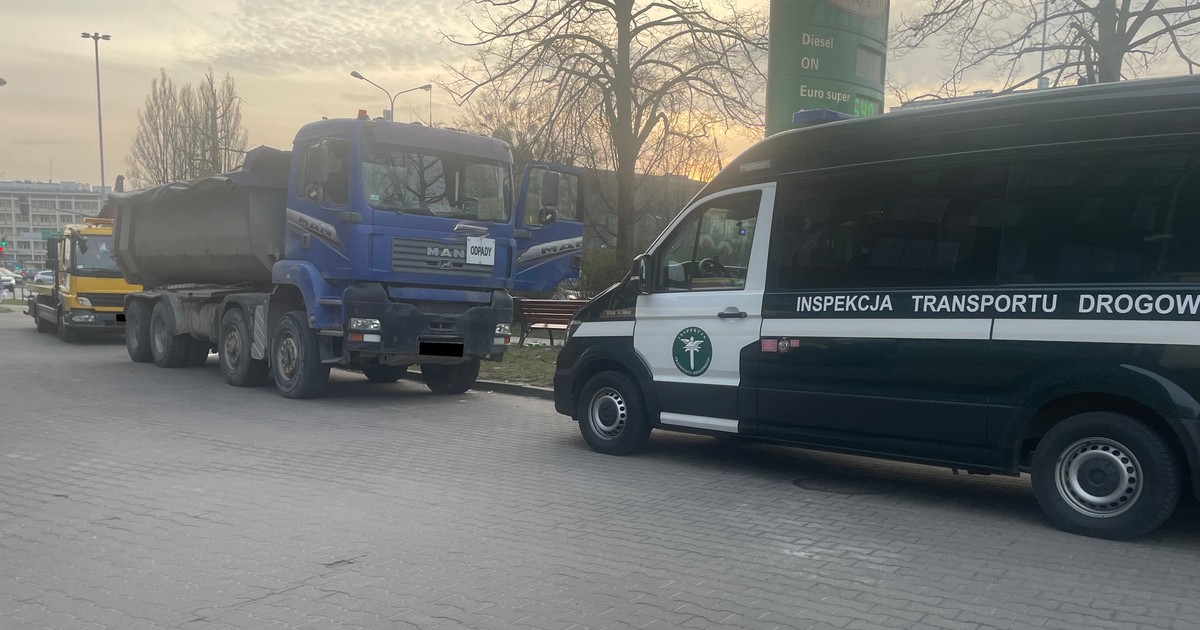 Kierowca wywrotki wysypał przewożony ładunek
