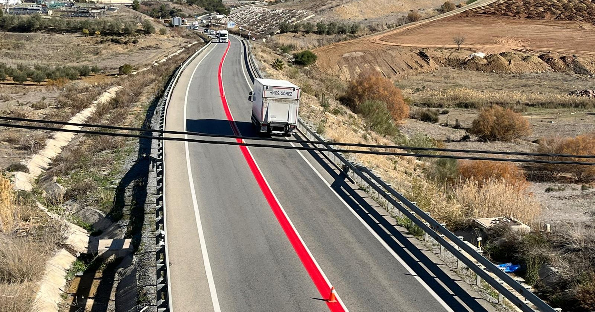 Czerwona linia na drodze