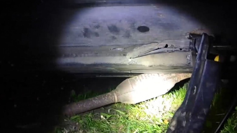 Policjanci zatrzymali mężczyzn próbujących ukraść z Audi A4 katalizator