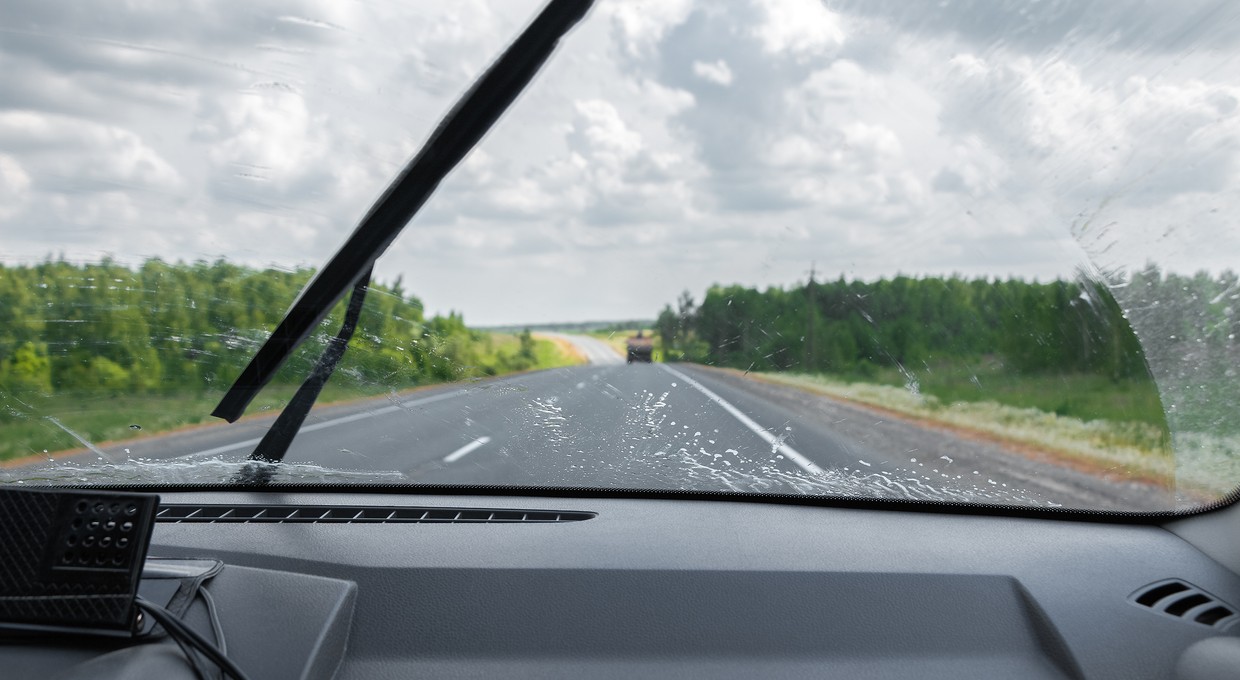 Dlaczego wycieraczki w samochodzie skrzypią? Wypróbuj te sposoby, zanim je wymienisz