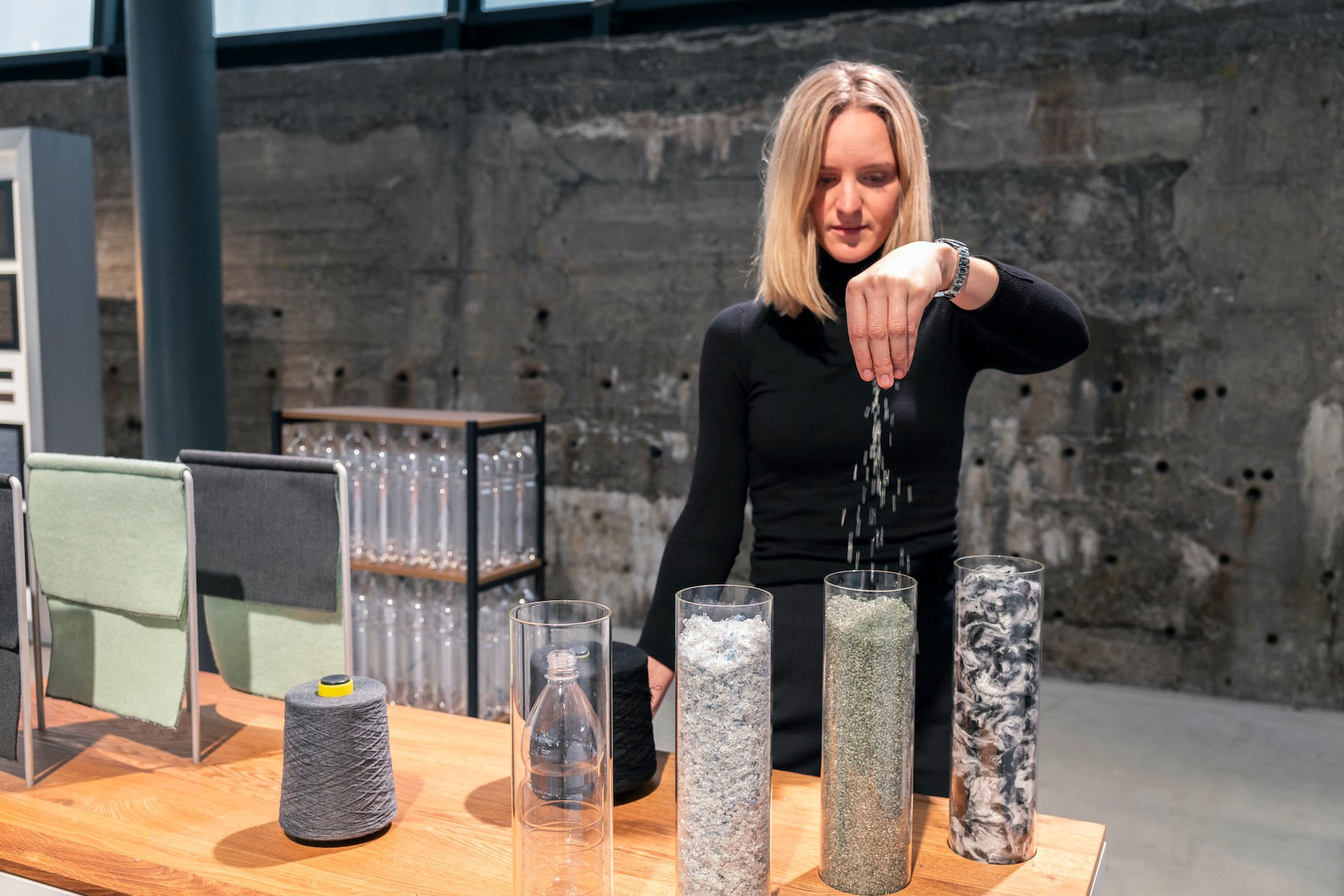 Carla Schink, specjalistka Audi z dziedziny Colour & Trim, prezentuje surowce z recyklingu, z których powstają niektóre tkaniny w e-tronie GT.