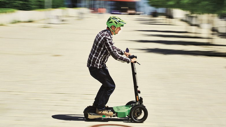 Elektryczny skuter-hulajnoga