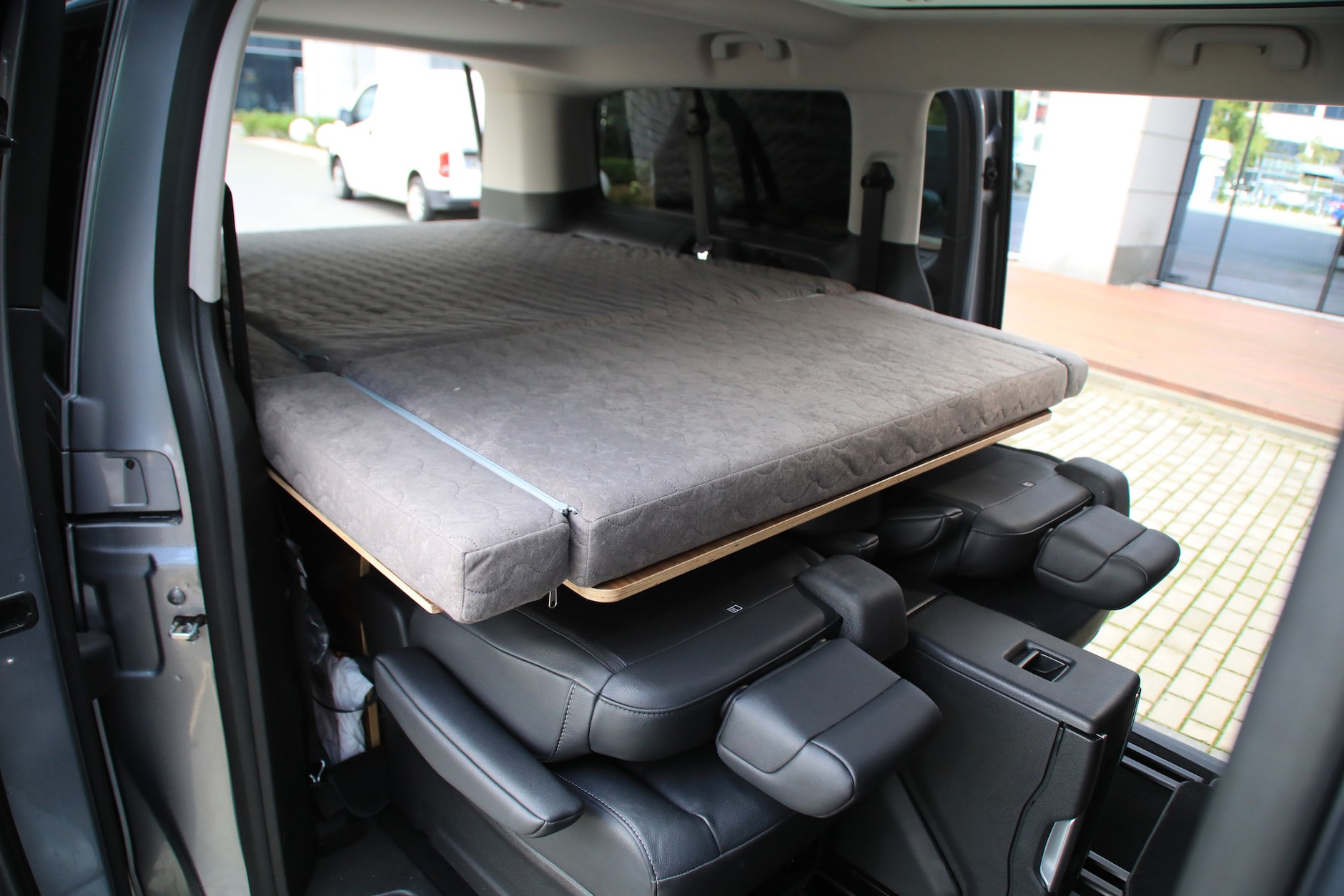 Zestaw kamperowy zamontowany w Toyocie Proace Verso