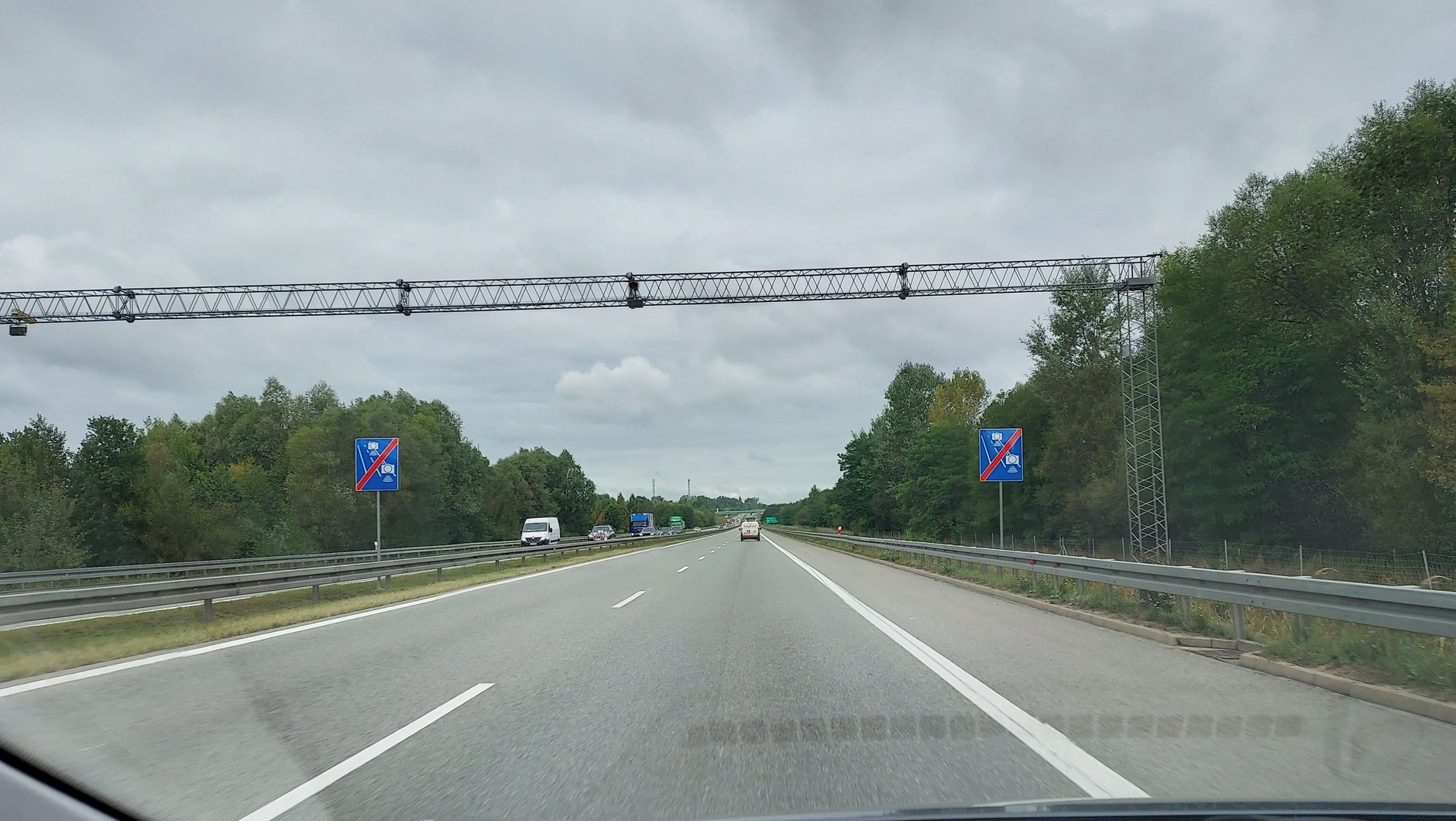 Początek i koniec odcinkowego pomiaru prędkości na drodze S7 pomiędzy Radomiem i Warszawą