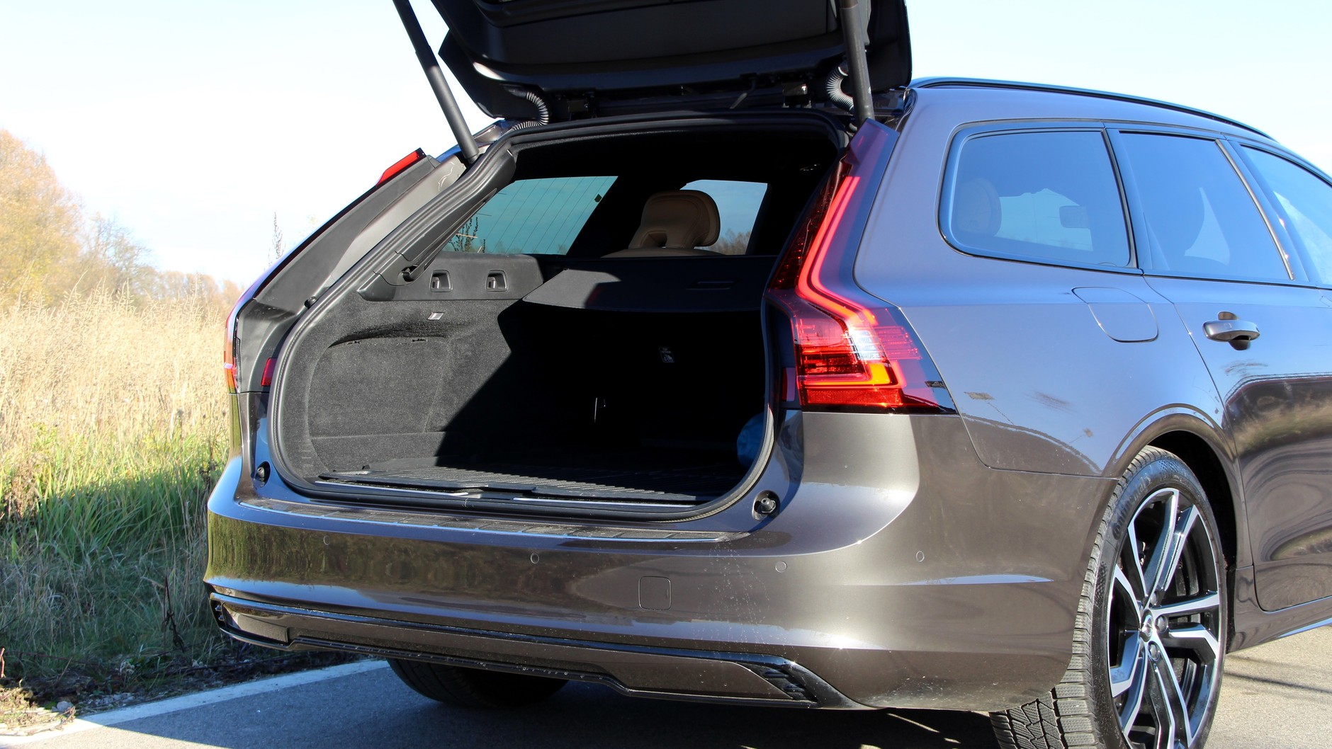 Volvo V90 T8 Ultra Dark