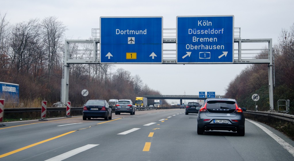 Niemiecka autostrada z widocznym końcem ograniczenia prędkości - zdjęcie ilustracyjne