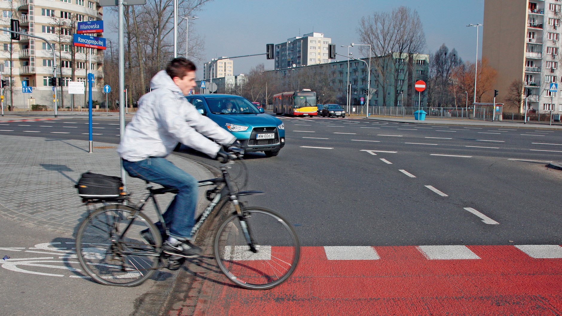 Kierowca, który skręca, musi ustąpić pierwszeństwa rowerzystom