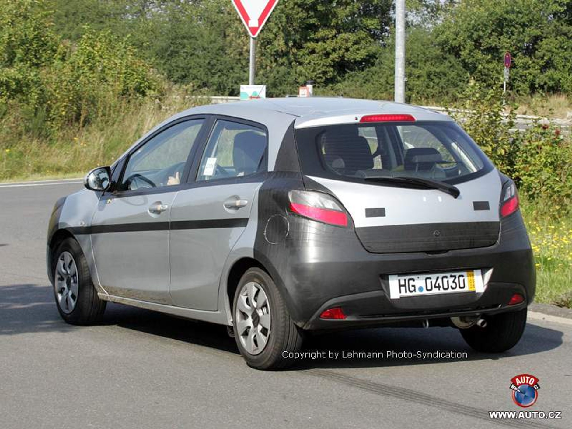 Zdjęcia szpiegowskie: nowa Mazda 2 na starcie