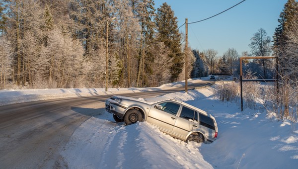 Wypadek w warunkach zimowych – zdjęcie ilustracyjne