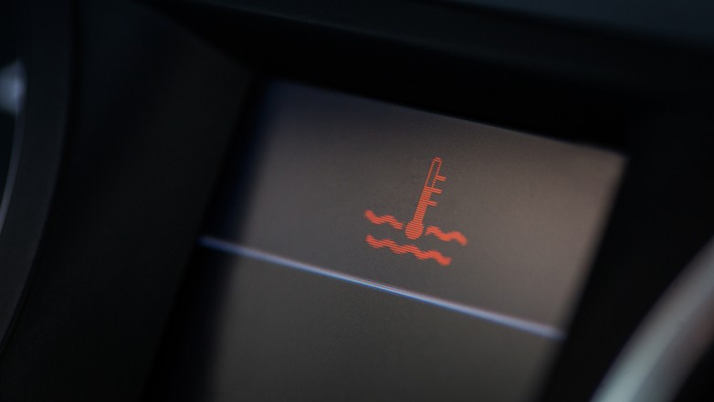 Jedna z ważniejszych kontrolek w aucie: gdy zapala się podczas jazdy, trzeba się natychmiast zatrzymać 