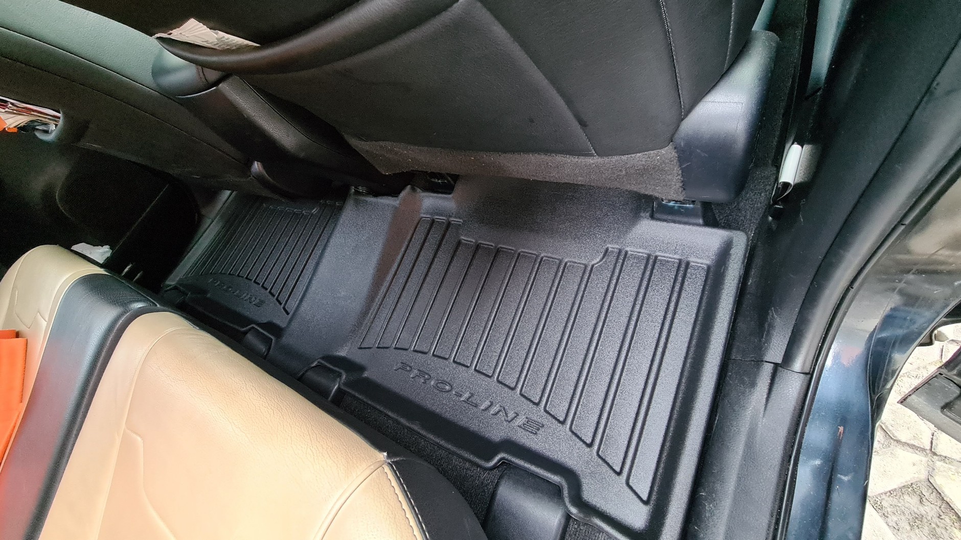 Sezonowa wymiana dywaników w samochodzie