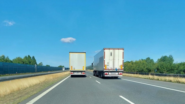Wyprzedzanie tirów na autostradzie