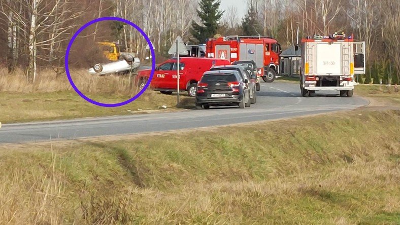 Siła uderzenia była tak duża, że auto obróciło się kołami do góry