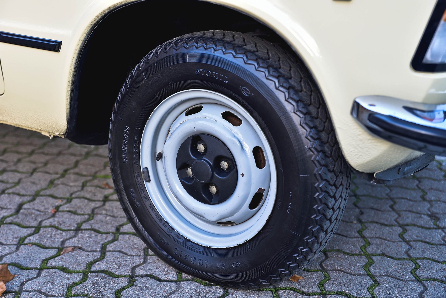 Ten Duży Fiat jest nowy, choć ma 35 lat.  FSO 125p wystawiony na aukcji.