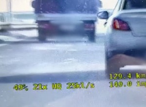 Lód z ciężarówki spadał na drogę. Nagrał to policyjny wideorejestrator