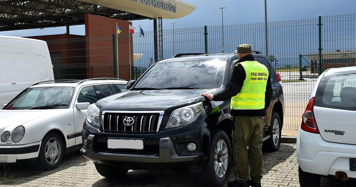 Funkcjonariusz Straży Granicznej i odzyskana Toyota Land Cruiser