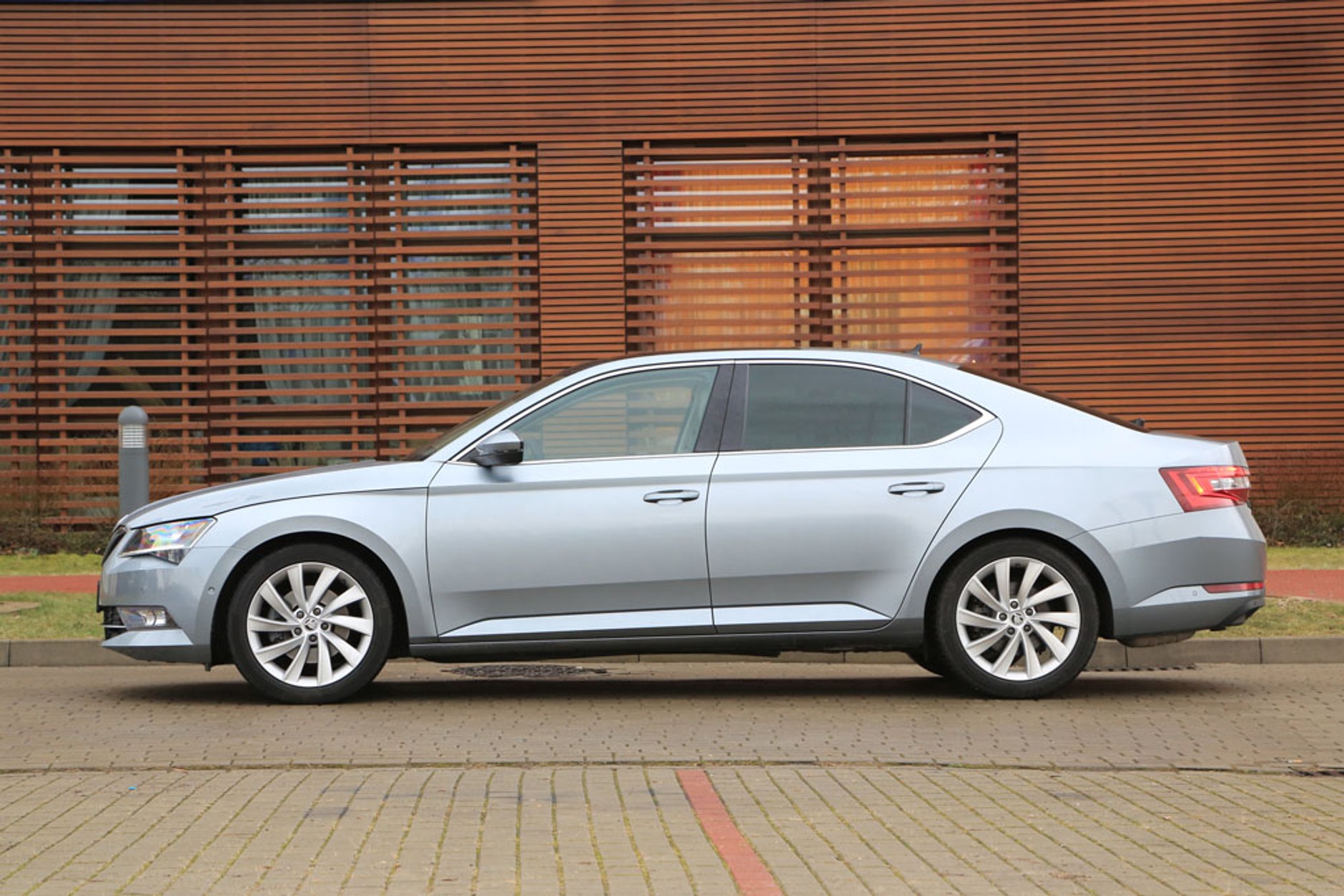 Skoda Superb 1.4 TSI ACT Style - klasa średnia małolitrażowa