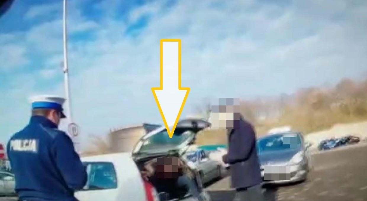 Policjanci byli zaskoczeni. Dostrzegli twarz w bagażniku [WIDEO]
