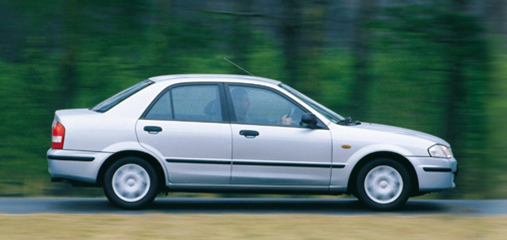 Mazda 323 - A ona jeździ i jeździ...