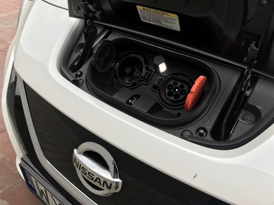 Nissan Leaf - nie zabrakło gniazda szybkiego ładowania