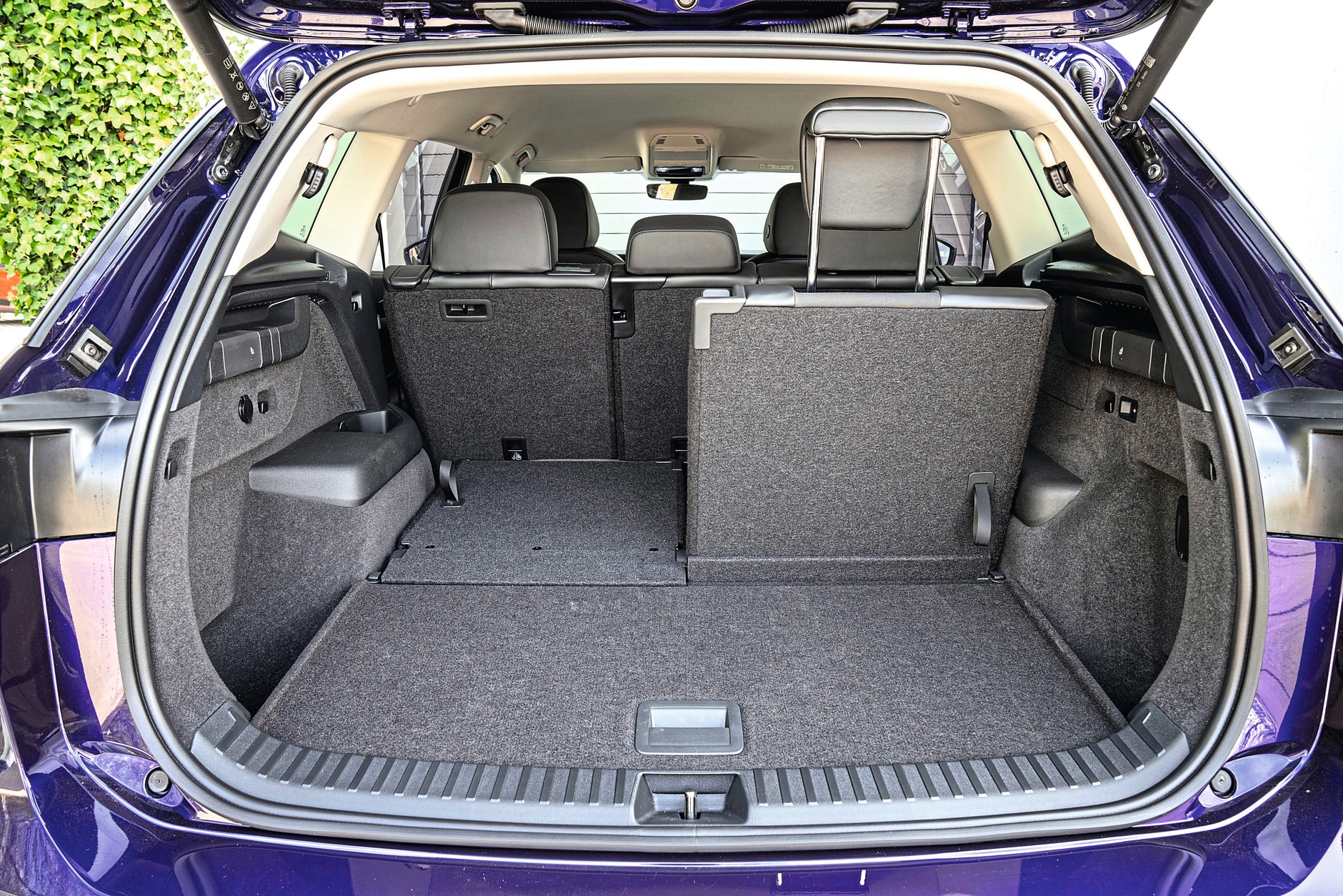 VW Tayron ma świetnie rozplanowane wnętrze, ale od słupka B do tyłu materiały nieco rozczarowują.