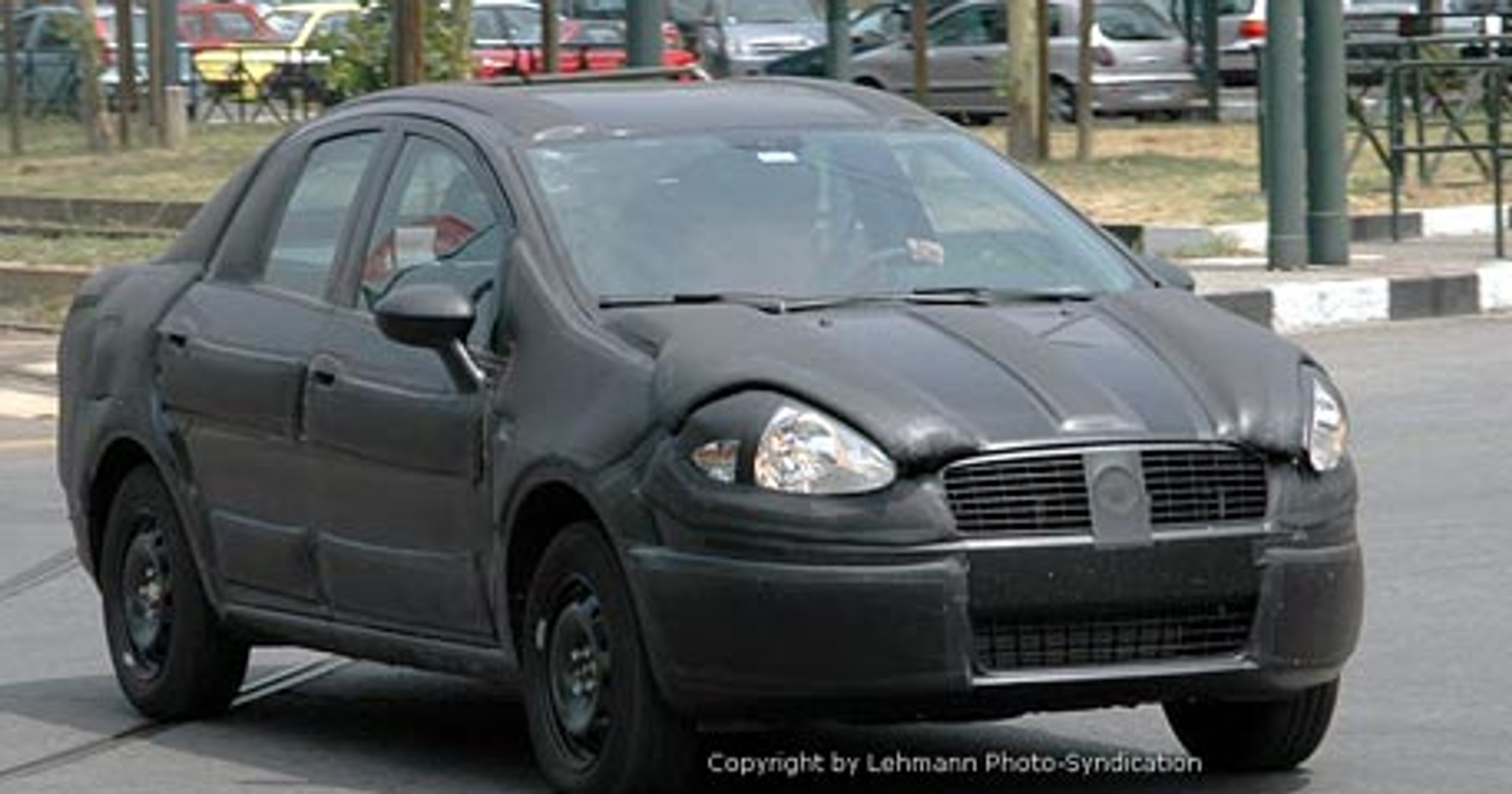 Zdjęcia szpiegowskie: Fiat Punto – również w wersji sedan