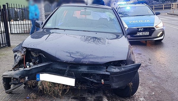 "Pożyczył" i rozbił ich Golfa. Gdy znaleźli go przed domem, wezwali policję