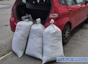 Policjanci postanowili przyjrzeć się czerwonej Hondzie. W małym aucie były aż trzy wielkie worki