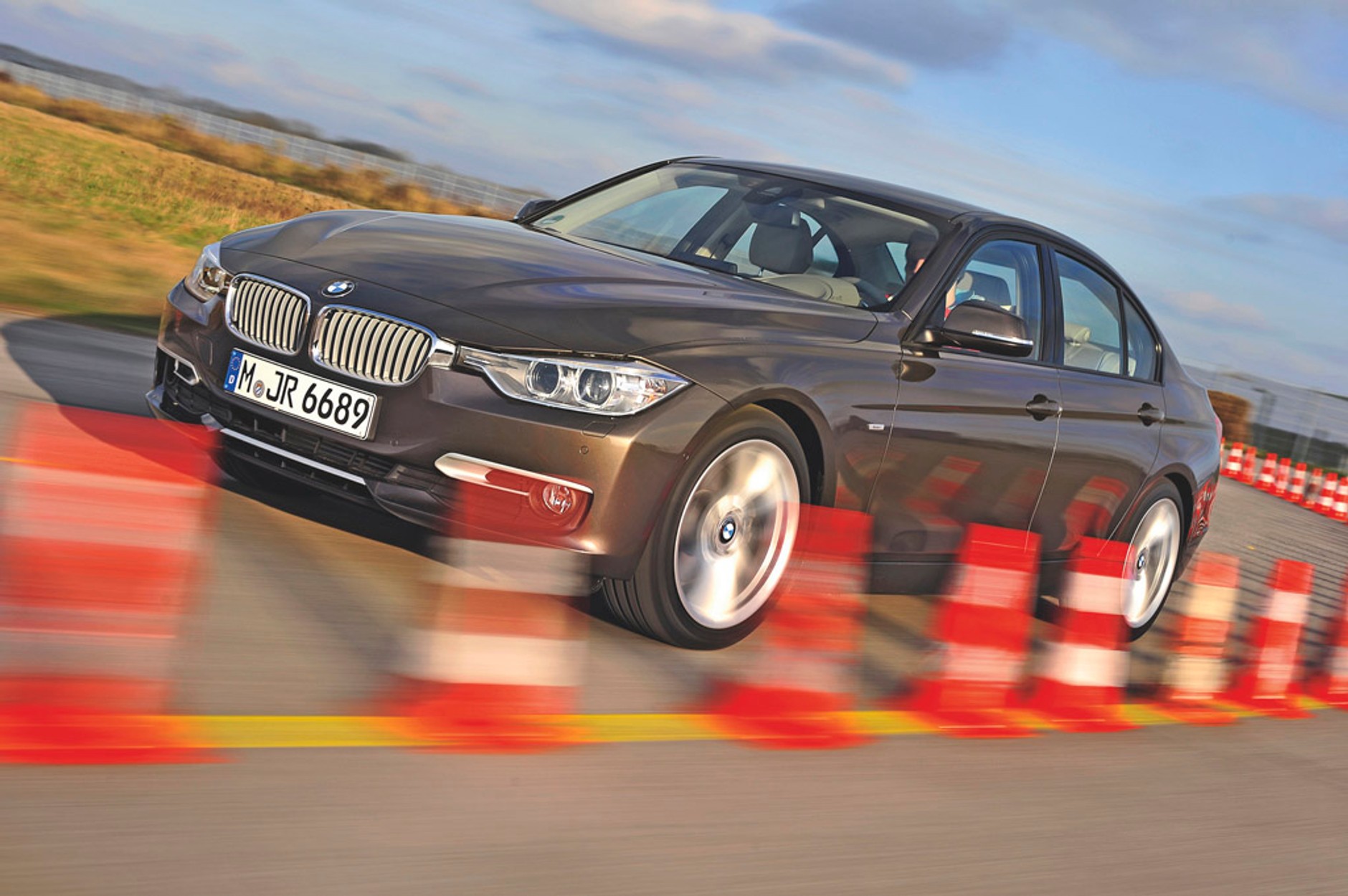 BMW serii 3 kontra Mercedes klasy C: starcie odwiecznych rywali