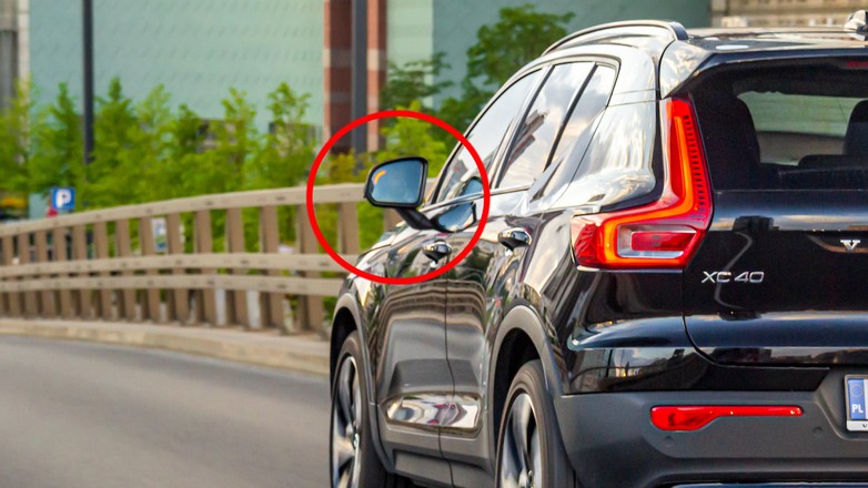 Lampka martwego pola na lusterku oznacza, że kierowca auta może nas nie widzieć