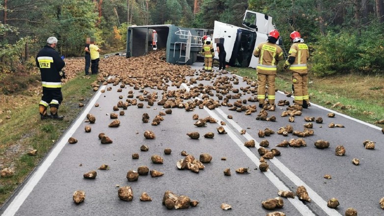 Buraki cukrowe rozsypane na jezdni