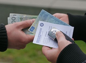 Kupiłeś lub sprzedałeś samochód? Uważaj, bo czeka na ciebie sporo kosztownych pułapek!
