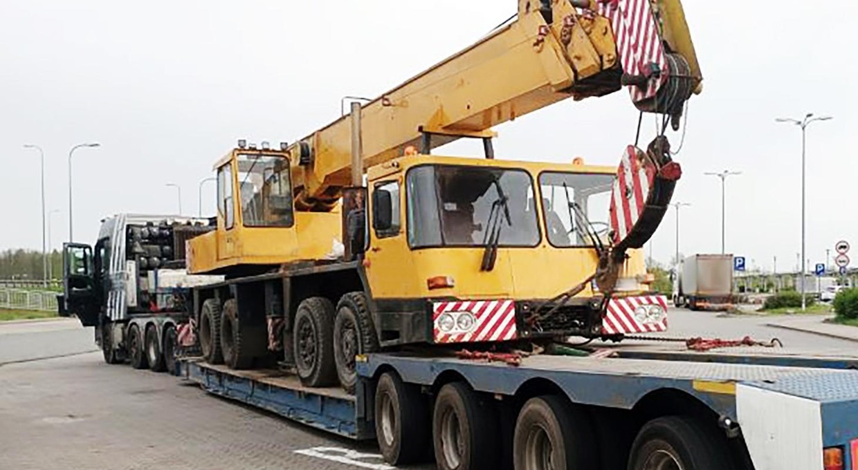 Inspektorzy ITD załamali ręce. Żółty żuraw samochodowy musiał trafić na parking