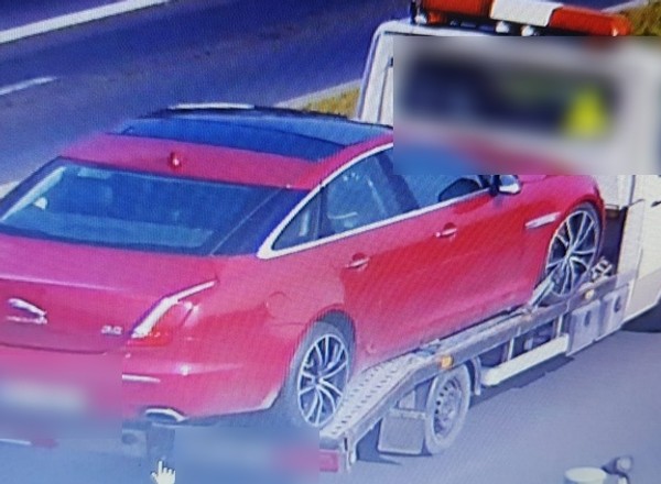 Policja się spóźniła, ze skradzionego Jaguara prawie nic nie zostało