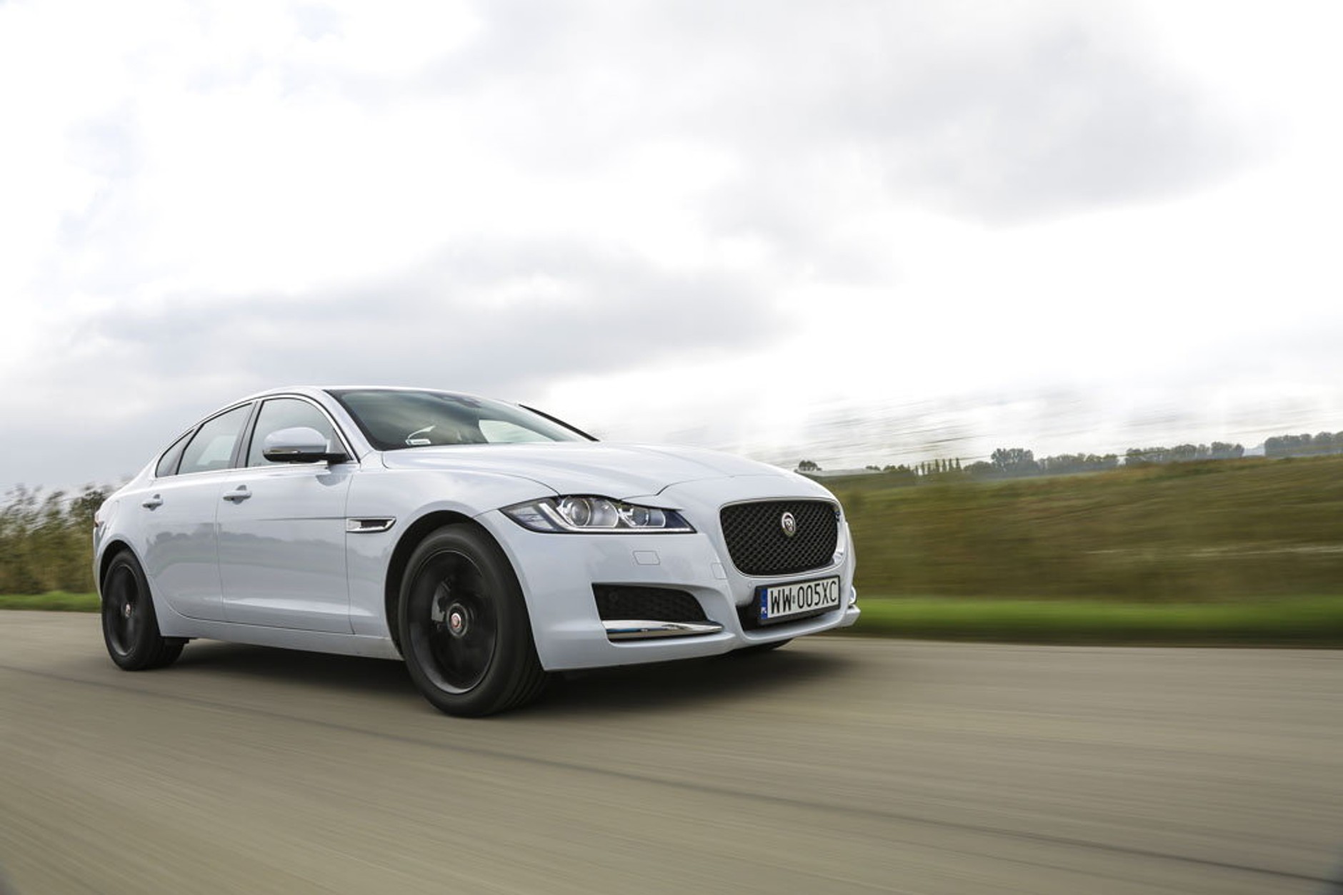 Jaguar XF 25t - prowadzenie ponad komfort