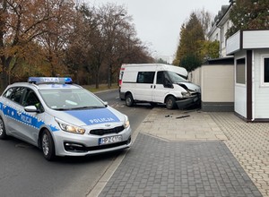 Dostawczak zjechał z drogi i wbił się w ogrodzenie. Wypadek w Warszawie