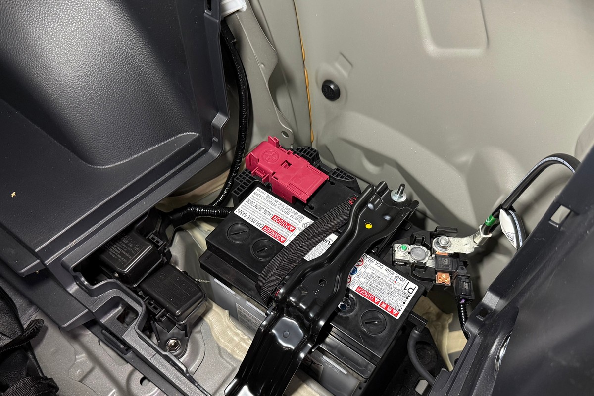 Letnie problemy z akumulatorem: kilka dni wystarczy, by silnik nie odpalił