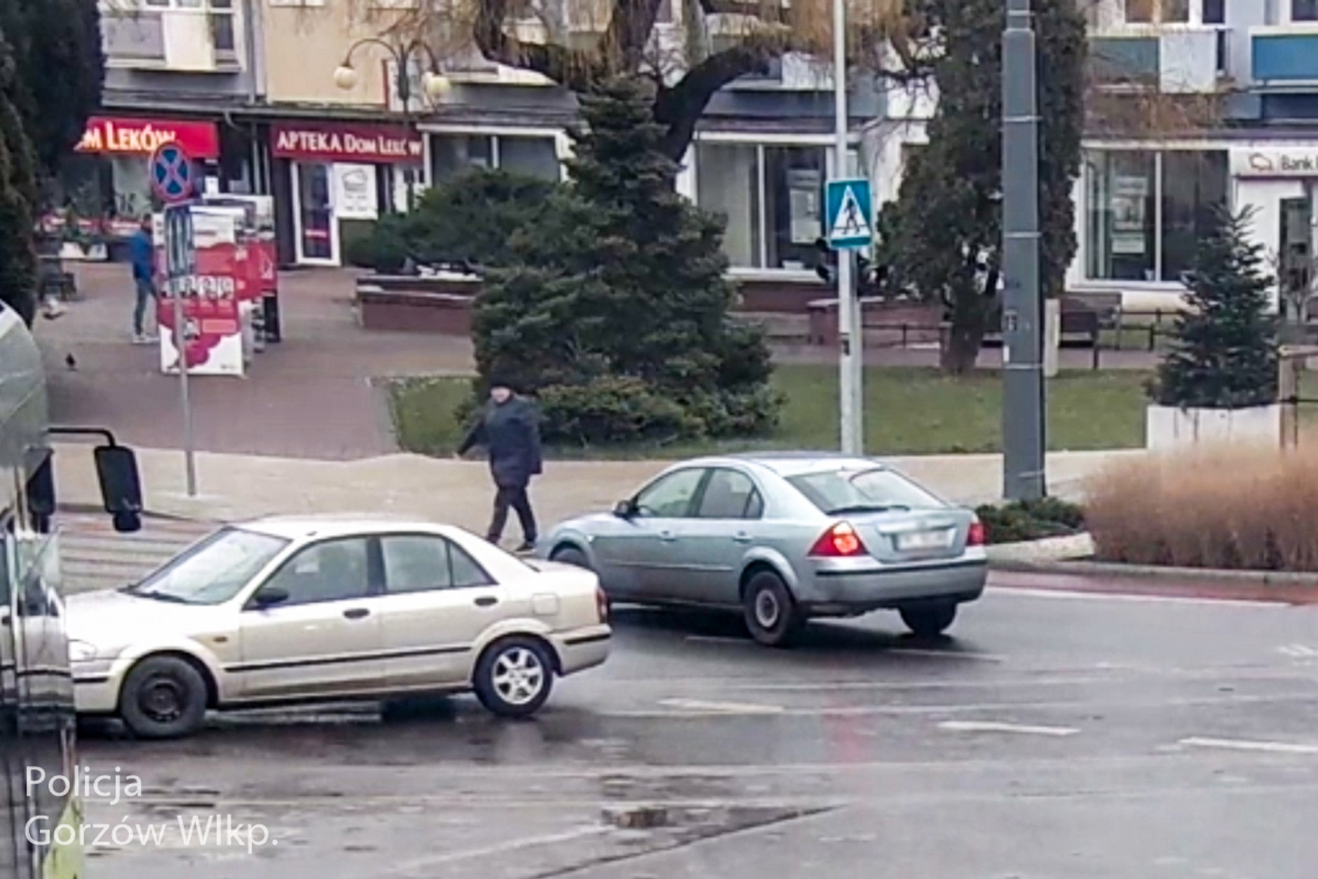 Bez uprawnień wjechał na tory, a potem w drzewo. Tłumaczył, że bolą go oczy