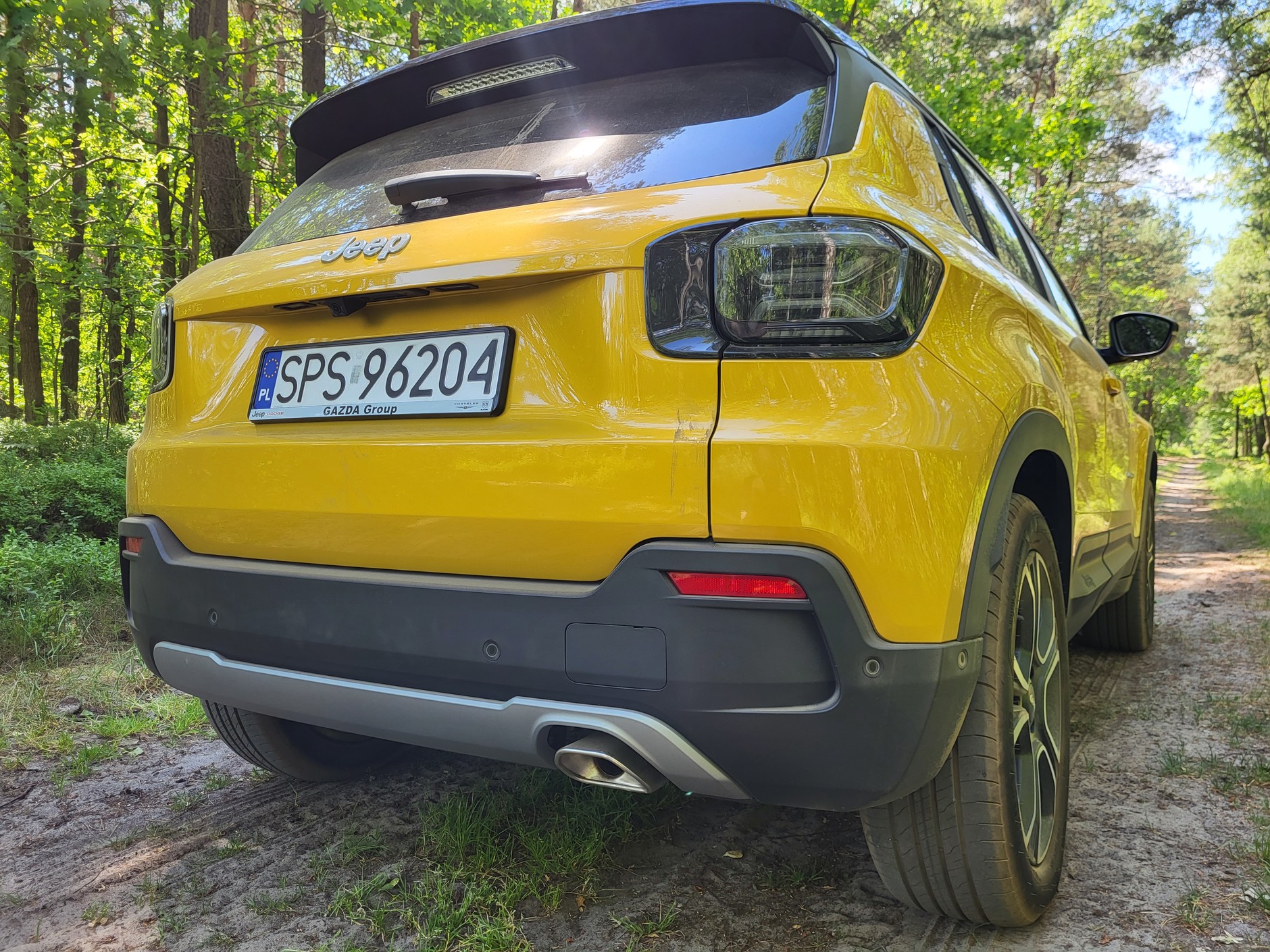 Jeep Avenger 1.2 GSE T3 (2023) – rura wydechowa zdradza, że to wersja spalinowa.