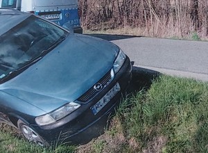 Wjechał Oplem do rowu i zasnął przy aucie. To chyba rekord Polski